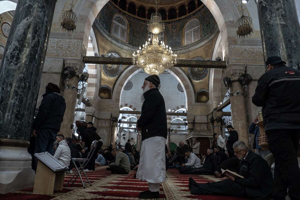 Mescid-i Aksa 41 gün sonra ibadete açıldı, Filistinliler şükür secdesine kapandı 20